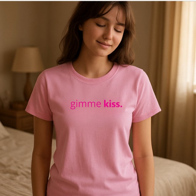 Camiseta Tipografia Moderna Beijo | Texto Rosa (Gimme kiss is a cute t-shirt design. )
