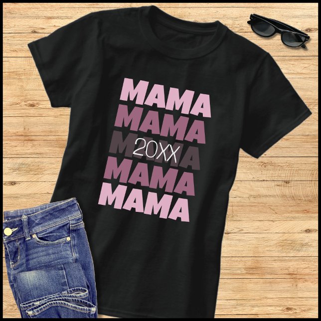 Camiseta Tipografia Repetida Rosa Promovida a Mamãe 2026 (Criador carregado)