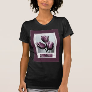 Camiseta Tiragem perto das tulipas roxas