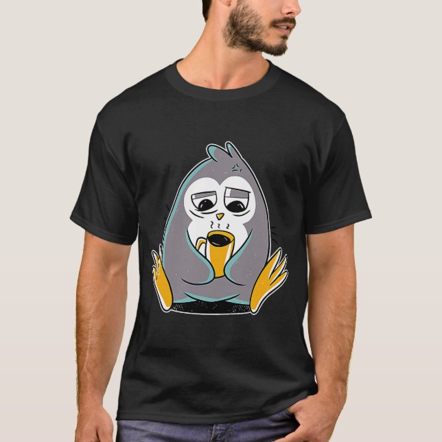 Camiseta Tired Penguin with Coffee Cute Penguin Drink Coffe (Frente)