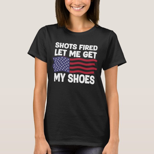 Camiseta Tiros Disparados Deixe-me tirar minhas Calçados (Frente)