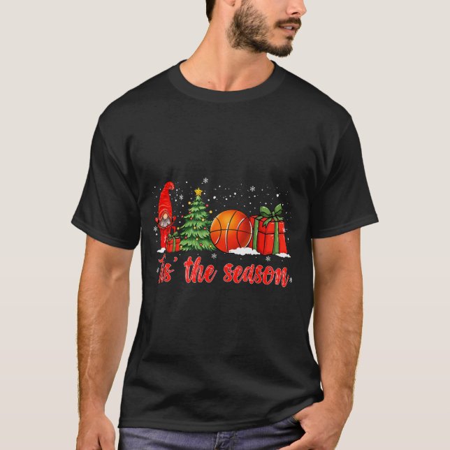 Camiseta Tis The Season Basketball Coffee Xmas Tree Gnome C (Frente)