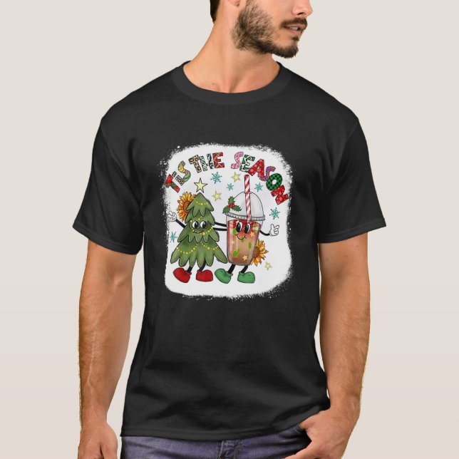 Camiseta Tis The Season Christmas Tree And Hot Cocoa Merry (Frente)