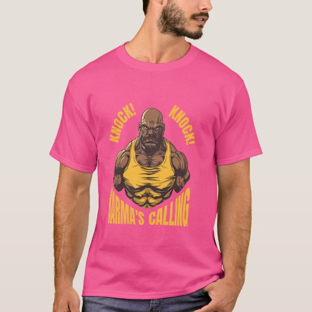 Camiseta Toc! Chamada de Karma - Design do Homem Muscular (Frente)