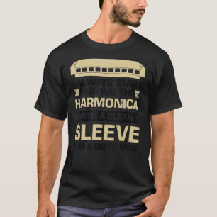 Camiseta Tocando A Harmonica Com Uma Capa Limpa E Um Di