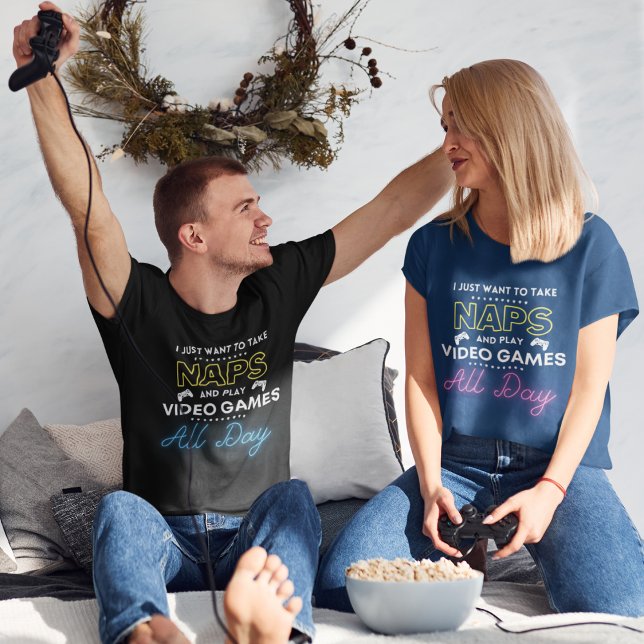 Camiseta Tocar Videos games e cochilar o dia inteiro amarel ("I just want to take naps and play video games all day" funny t-shirt of gamer couple.)