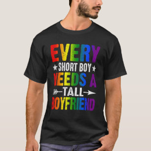 Camiseta Todo menino baixo precisa de um namorado alto LGBT