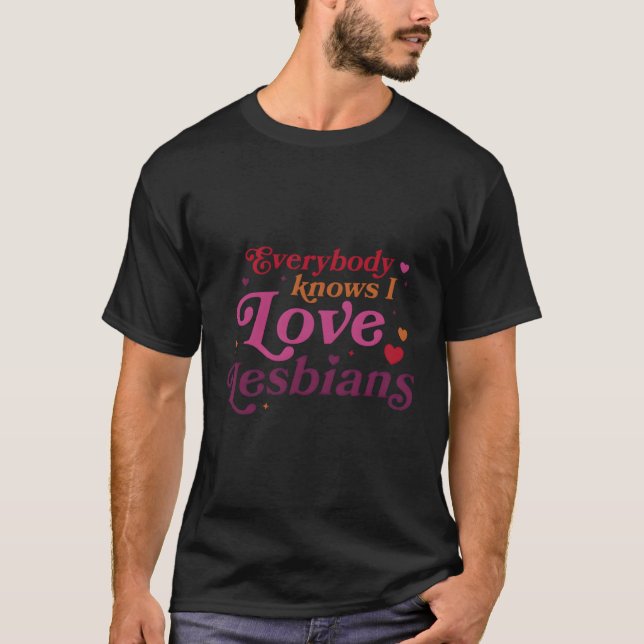 Camiseta Todo Mundo Sabe Que Eu Amo Lésbicas (Frente)