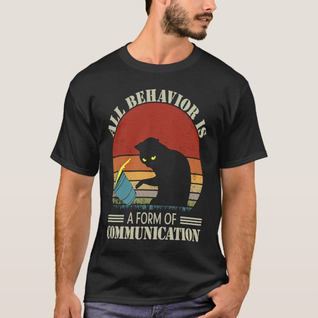 Camiseta Todo o Comportamento é Uma Forma de Gato Negro Com (Frente)