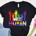 Camiseta Todos nós somos humanos LGBTQ orgulho mãos arco-ír<br><div class="desc">Uma bela e colorida t-shirt do orgulho LGBTQ,  com uma ilustração das mãos coloridas do arco-íris,  com a citação "Somos todos humanos". Com esta camiseta de conscientização para a orgulho gay,  você pode espalhar alguma igualdade e mostrar ao mundo que você é um orgulhoso membro da comunidade LGBTQ.</div>