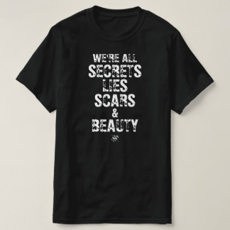 Camiseta Todos Nós Somos Segredos, Mentiras Cicatrizes e Be