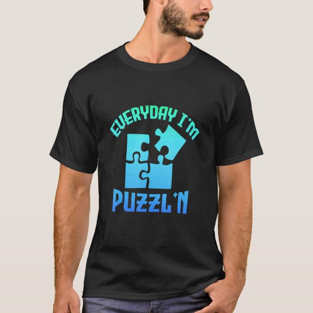 Camiseta Todos os dias sou Puzzl'n Jigsen Quebra-cabeça Mas (Frente)