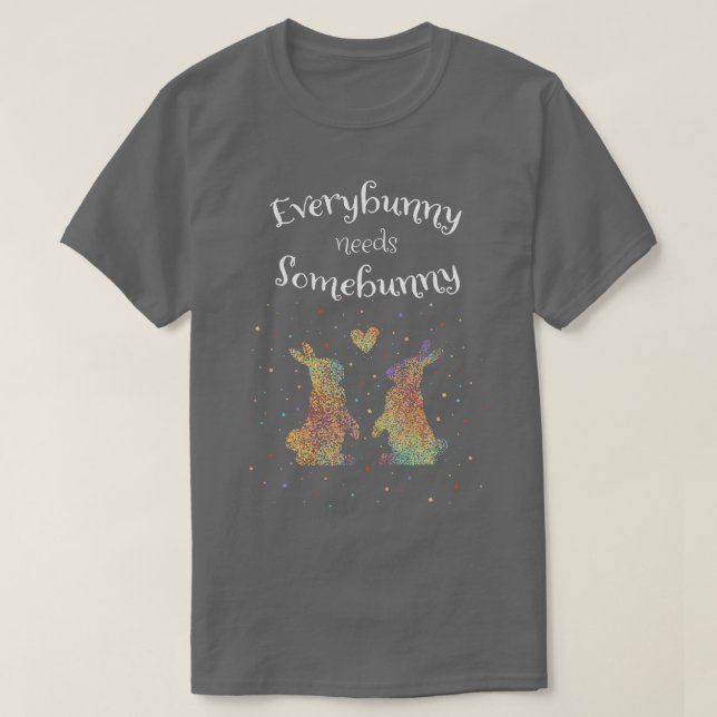 Camiseta Todos Precisam De Coelhos Criadores De Algum Coelh (Frente do Design)