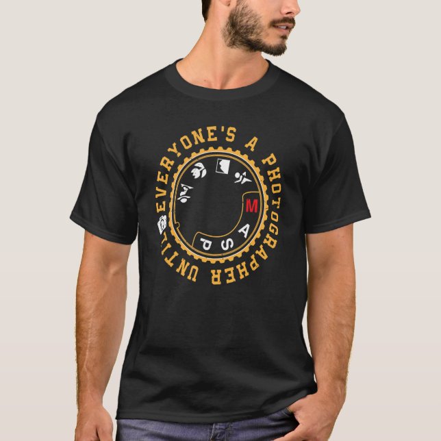 Camiseta Todos São Fotógrafos Até Que O Modo Manual Seja Fo (Frente)