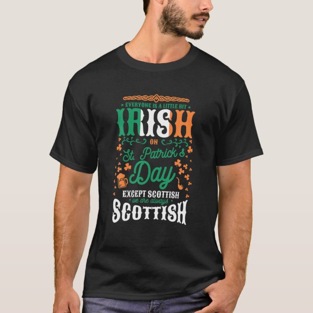 Camiseta Todos São Um Pouco Irlandeses Na Rua Patrick. (Frente)