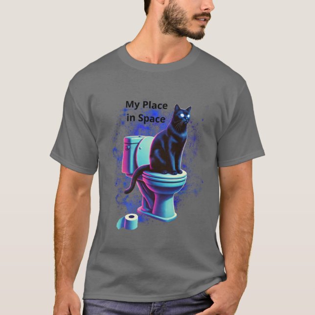 Camiseta Toilet de Gato Negro Cósmico - Arte Surreal Vaporw (Frente)