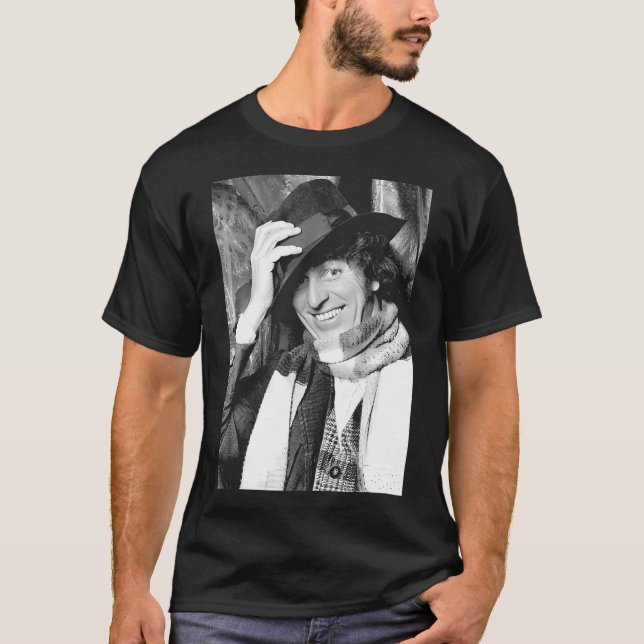 Camiseta Tom Baker O Quarto Doutor Quem 1975 (Frente)