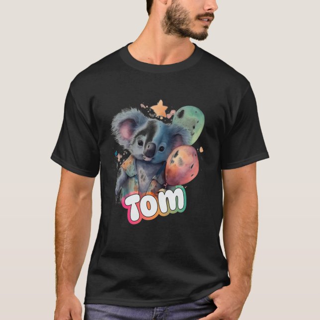 Camiseta Tom - Um Menino Bonito Nome Com Koala Fofo (Frente)