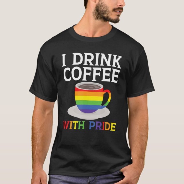 Camiseta Tomo Café Com Orgulho Arco-Íris Mês LGBT (Frente)