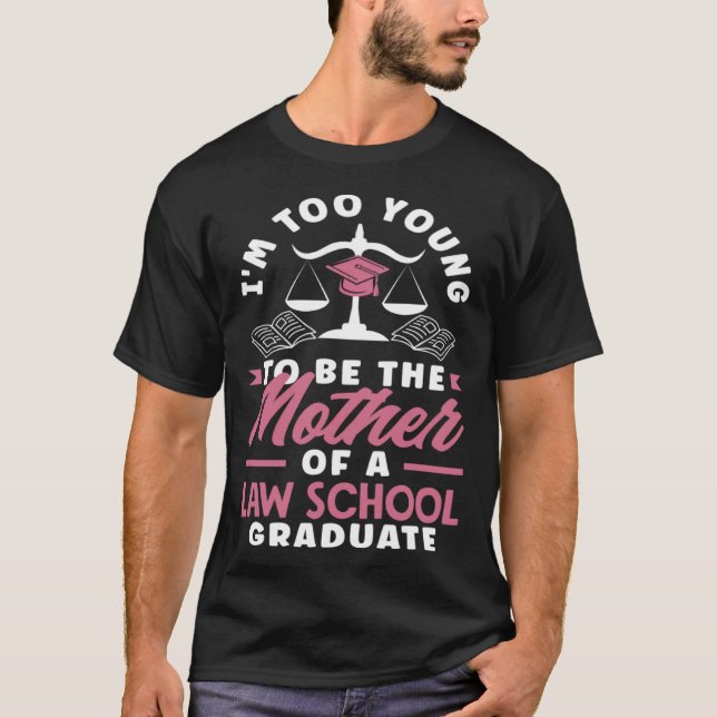 Camiseta Too young to be the mother of a law school graduat (Frente)