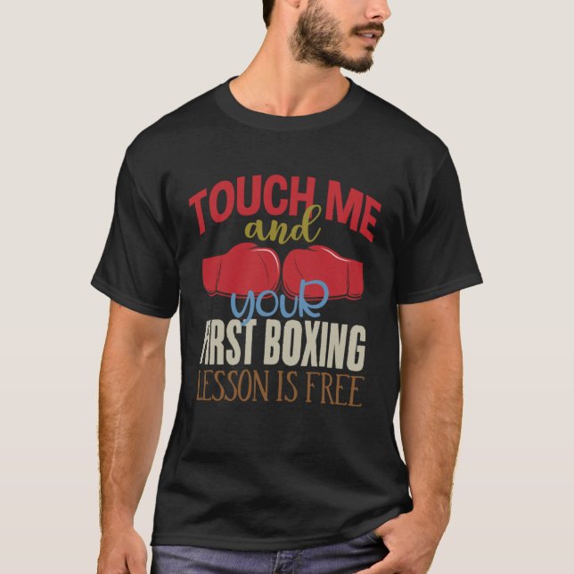 Camiseta Toque Em Mim E Sua Primeira Lição De Boxin É Free  (Frente)