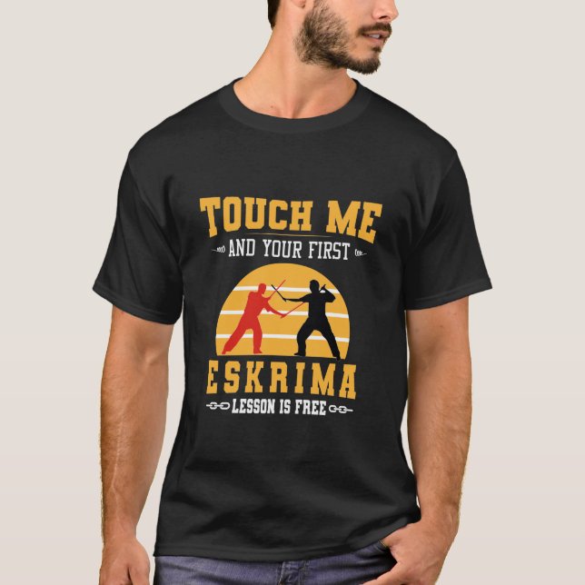 Camiseta Toque em mim e sua primeira lição de Eskrima é grá (Frente)