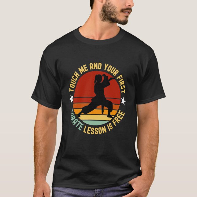 Camiseta Toque Em Mim E Sua Primeira Lição De Karate É Livr (Frente)