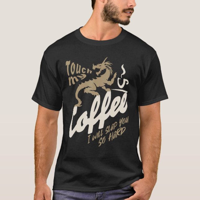 CAMISETA TOQUE NO MEU CAFÉ, EU VOU DEIXÁ-LA TÃO DURO DRAGON (Frente)
