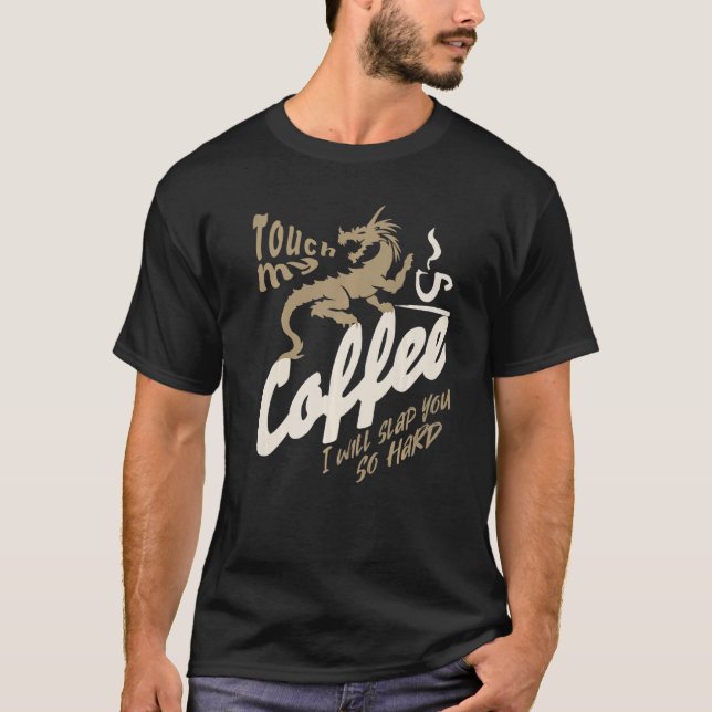 CAMISETA TOQUE NO MEU CAFÉ, EU VOU DEIXÁ-LA TÃO DURO DRAGON (Frente)
