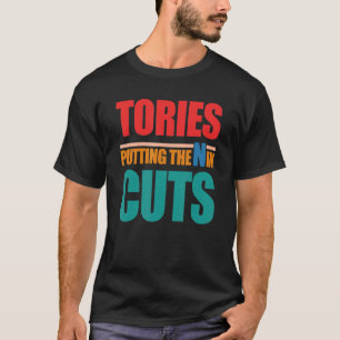 Camiseta Tórios Colocando O N Em Pedaços De Roupa
