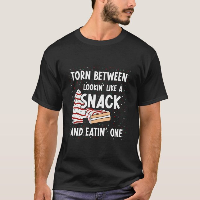 Camiseta Torn Between Looking Like A Snack Or Eating One (Frente)