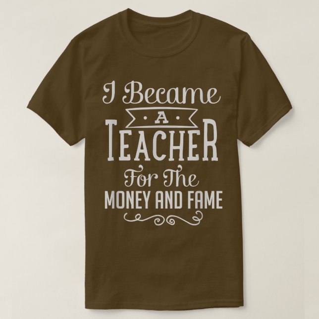 Camiseta Tornei-Me Professora Do Dinheiro E Da Fama.  (Frente do Design)