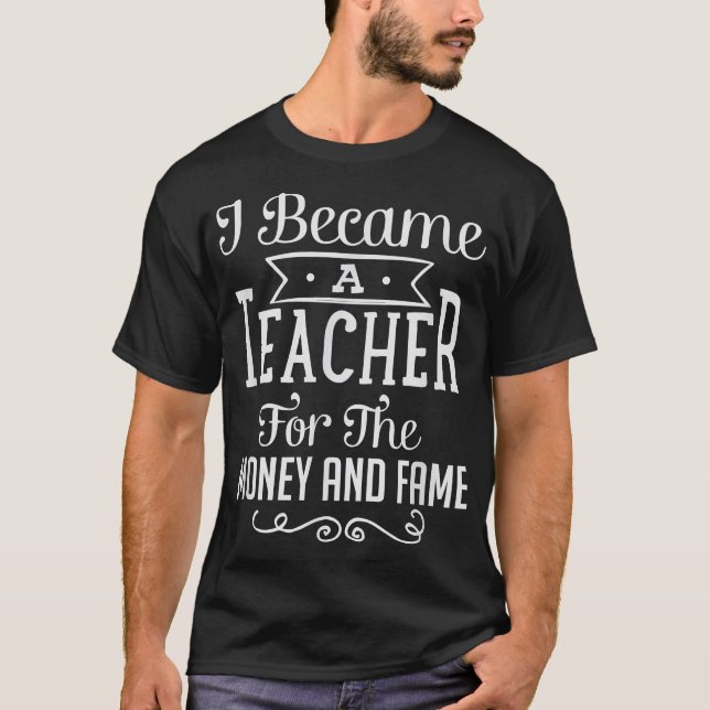 Camiseta Tornei-Me Professora Do Dinheiro E Da Fama.  (Frente)