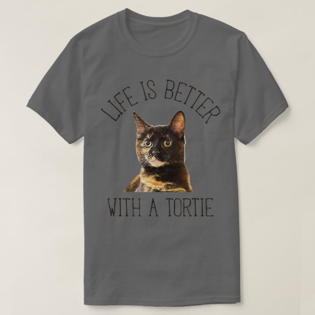 Camiseta Tortie Cat Life É Melhor Com Um Gato Tortie (Frente do Design)