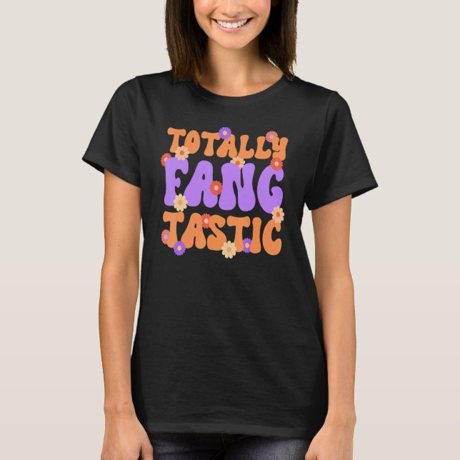 Camiseta Totalmente Fangtástico Laranja Roxo Retro Hallowee (Frente)