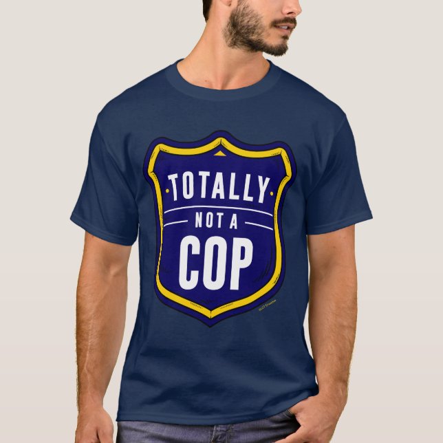 Camiseta Totalmente Não É Um Policial (Frente)