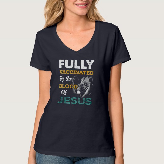 Camiseta Totalmente Vacinado Pelo Sangue De Jesus Leão Deus (Frente)