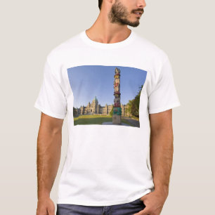 Camiseta Tóte em frente ao edifício do Parlamento em