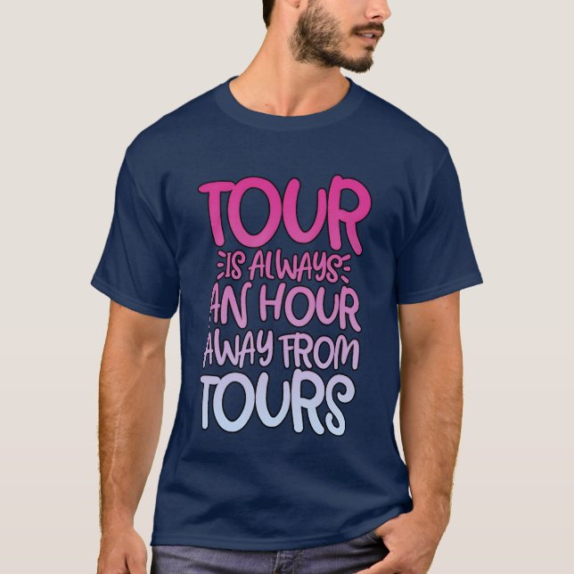 Camiseta Tour Is Always An Hour Away Fromours friends frien (Frente)