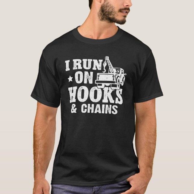 Camiseta Tow Trucker I Run On Hooks & Chains (Frente)