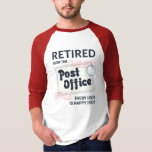 Camiseta Trabalhador Postal Aposentado, Mailman Funny<br><div class="desc">Design de aposentadoria engraçada para um trabalhador postal. Este carteiro moderno na tipografia moderna diz: "Aposentado do Escritório de Posto Todas as Horas é Feliz". Presente perfeito para seu porta-cartas</div>