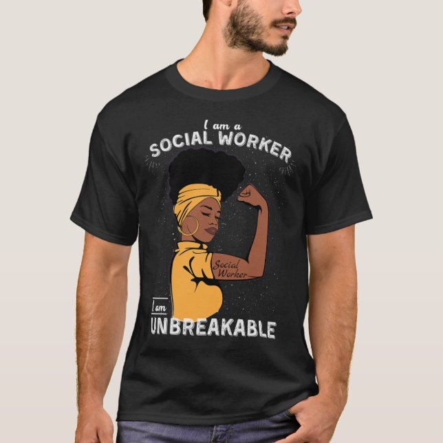 Camiseta Trabalhador Social Negro Oferece Ensino Social Iso (Frente)