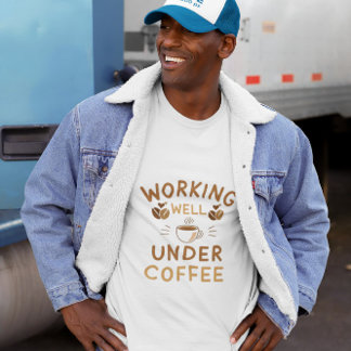 Camiseta Trabalhando Bem Sob Café - Trabalho Engraçado Ofer