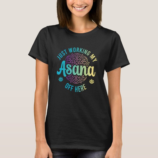 Camiseta Trabalhando Com Minha Asana Aqui Ashtanga Yoga (Frente)
