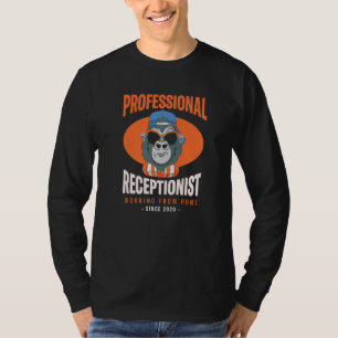 Camiseta Trabalhando com um oficial de recepção doméstico