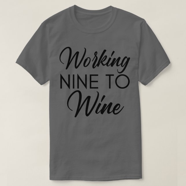 Camiseta Trabalhando Nove Com Vinho Engraçado, Vinho Que Di (Frente do Design)