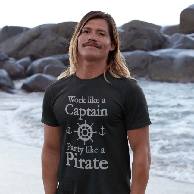 Camiseta Trabalhar Como Uma Festa De Capitã Como Um Pirata (Criador carregado)