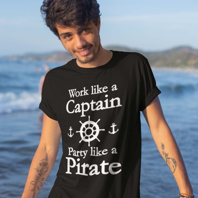 Camiseta Trabalhar Como Uma Festa De Capitã Como Um Pirata (Criador carregado)