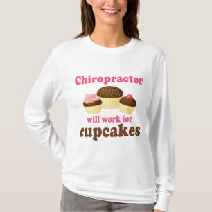 Camiseta Trabalhará para o Chiropractor dos cupcakes