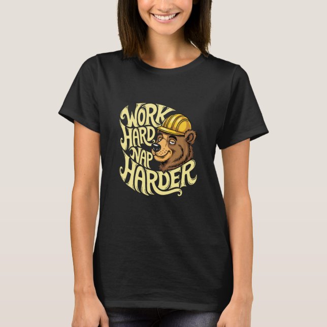 Camiseta Trabalhe Duro Dorme Mais Duro Urso Capacete de Con (Frente)